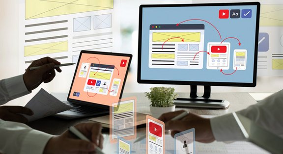 Zwei Marketingfachleute planen eine Online-Werbekampagne auf Tablet und Monitor, mit dynamischen Verbindungen zwischen verschiedenen Werbeelementen.