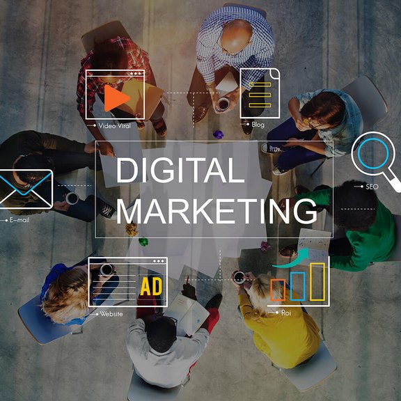 Unternehmensteam entwickelt digitale Marketingstrategien mit multimedialen Icons