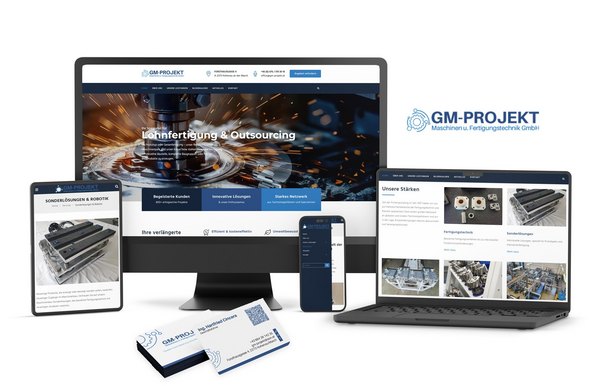 Mockup der responsiven Website der GM-Projekt GmbH auf Desktop, Laptop, Tablet und Smartphone. Zusätzlich das neue Logo und die Visitenkarten als Teil des Corporate Designs.