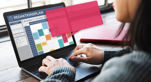 Der Schlüssel zu organisierter Content-Planung – Einblicke in unsere Redaktionsstrategie. Person tippt auf einem Laptop, auf dessen Bildschirm ein detaillierter Redaktionskalender mit bunten Blöcken für unterschiedliche Inhalte angezeigt wird.