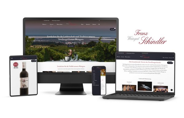 Responsive Website-Design des Weinguts Franz Schindler auf verschiedenen Geräten: Desktop-Monitor, Laptop, Tablet und Smartphone. Die Website zeigt ein modernes Layout mit Blick auf die Weingärten, Informationen über das Weingut, einen Online-Shop für Weine und eine Buchungsfunktion für Gästezimmer.