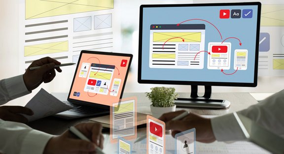 Strategisches Onlinemarketing – Unser Weg zum Erfolg Ihrer Marke Zwei Marketingfachleute planen eine Online-Werbekampagne auf Tablet und Monitor, mit dynamischen Verbindungen zwischen verschiedenen Werbeelementen.