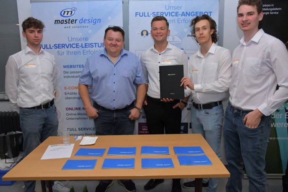 Gruppenfoto bei der Übergabe der Diplomarbeit „Web Check“ an master design durch Schüler der HTL Pinkafeld.